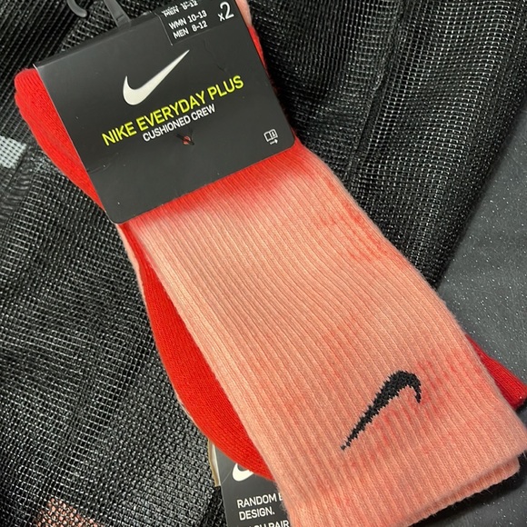 Nike Everyday Plus Cushioned
Multi-Color
Size L
Crew Socks (2 Pairs)
 DH6096-902 - Picture 10 of 15